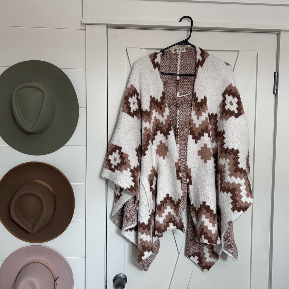 Idyllwind Poncho
Southwestern Pattern
Super soft knit
OS